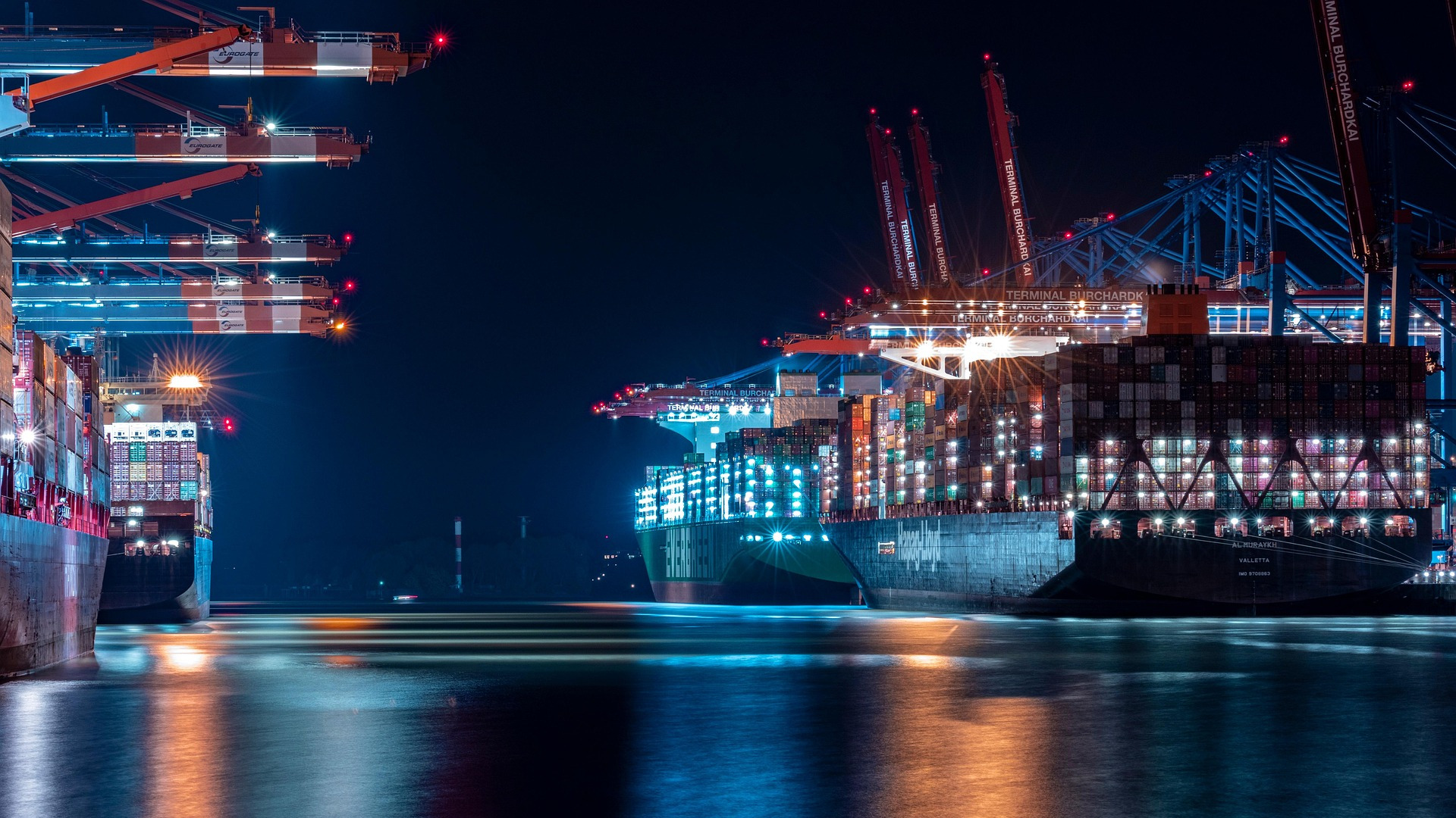 Die Abbildung zeigt ein Container Schiff